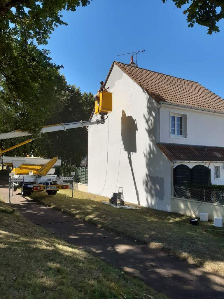 Intervention de couvreur à Limoges sur maison individuelle – travaux de toiture et façade avec nacelle