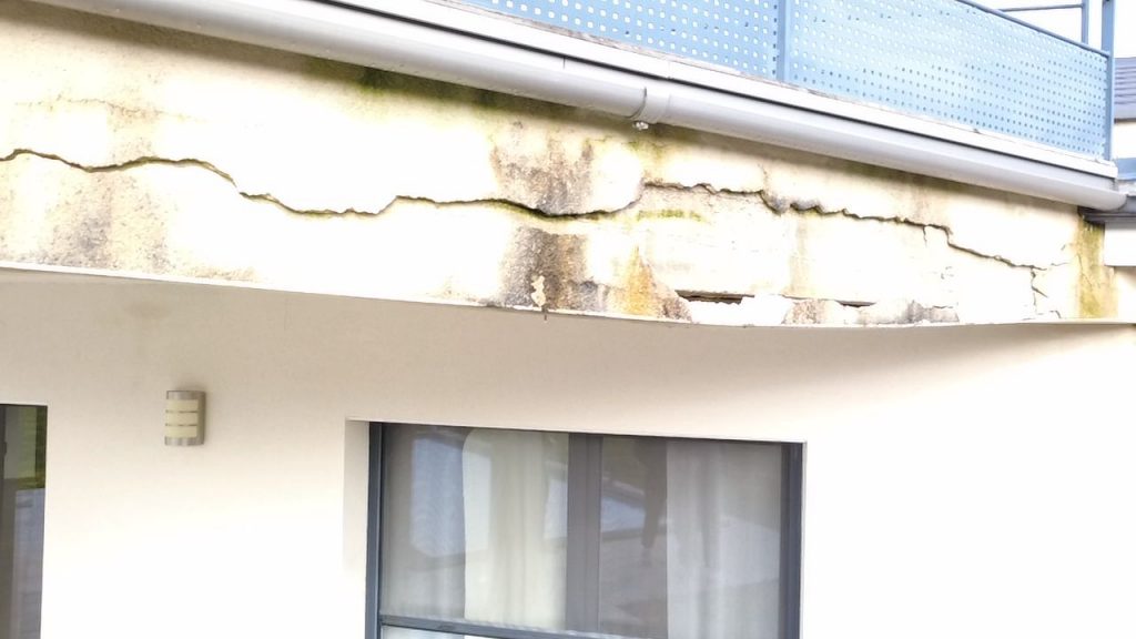 Pose gouttières zinc sur maison en pierre à Limoges - David Deslauriers couvreur