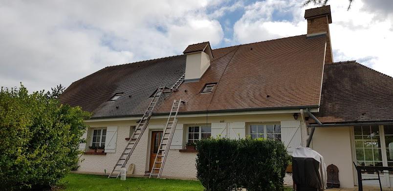 Démoussage toiture tuiles vertes maison à Limoges - David Deslauriers couvreur